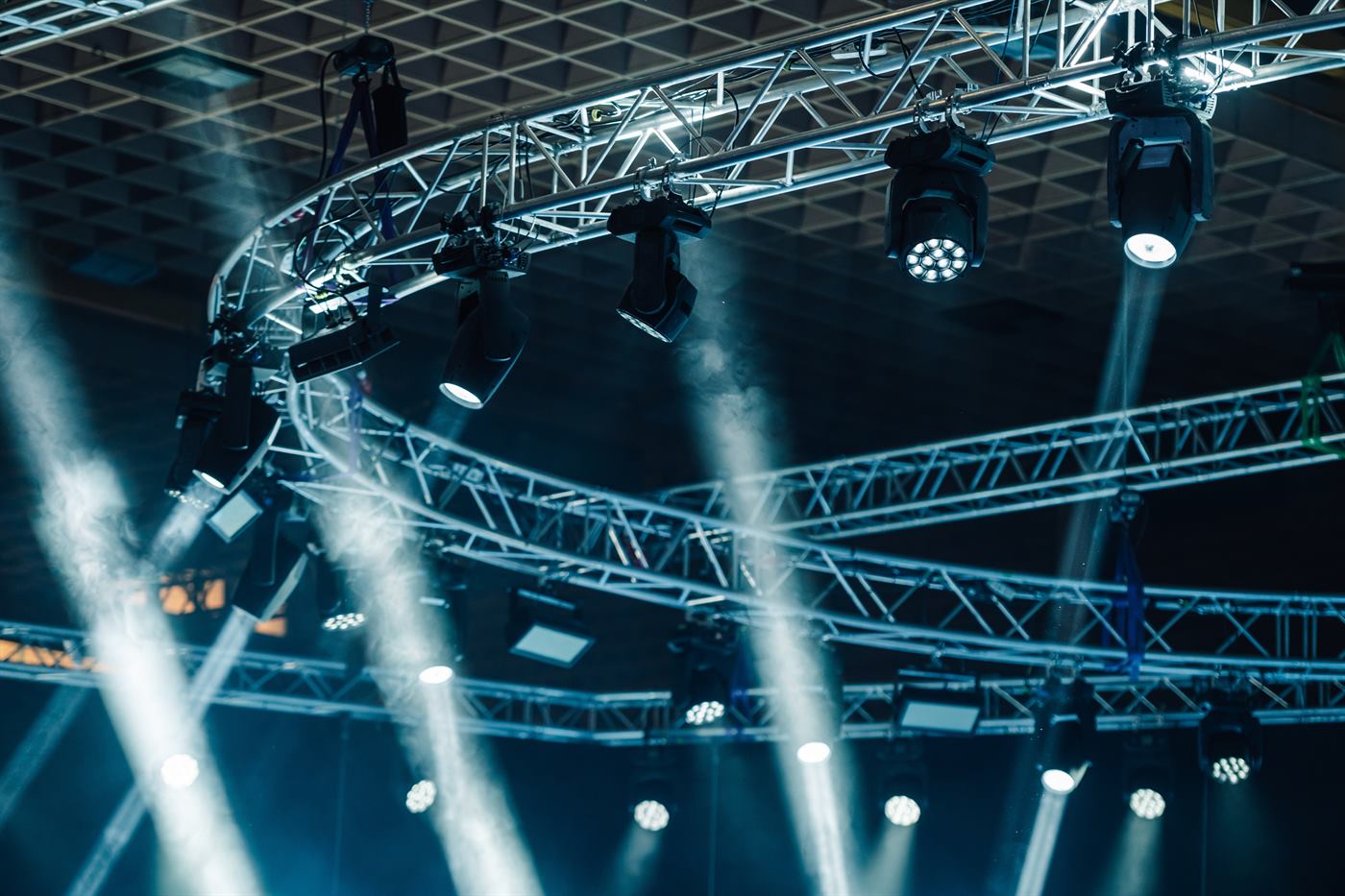 Projecteurs asservis sur structure circulaire avec faisceaux lumineux