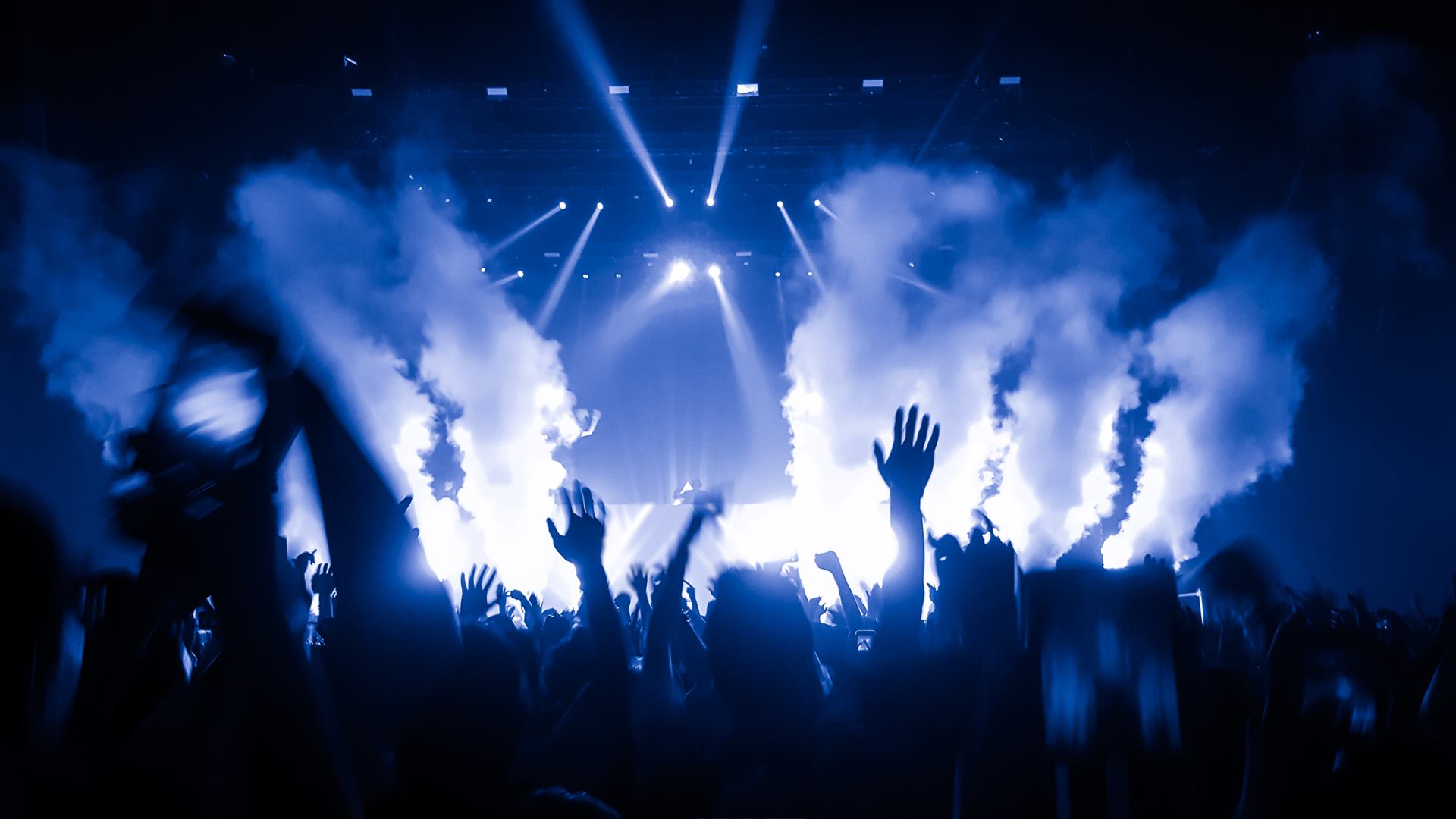 Public de concert sous les éclairages bleus — prestation Mega Sound