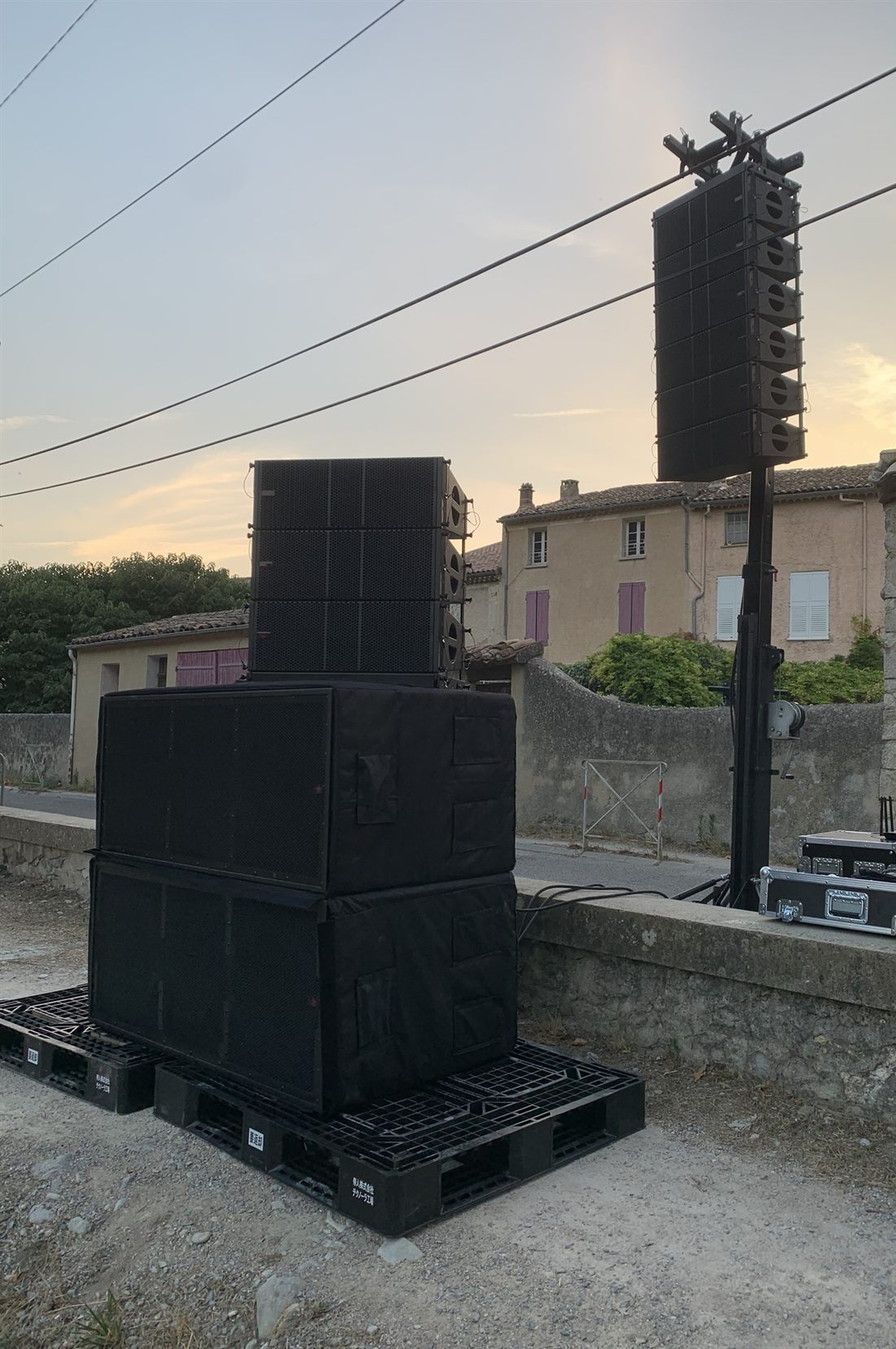 Système line array Mega Sound levé pour un concert plein air